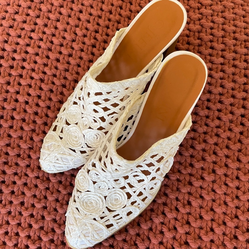 Barely worn white heeled mule!
